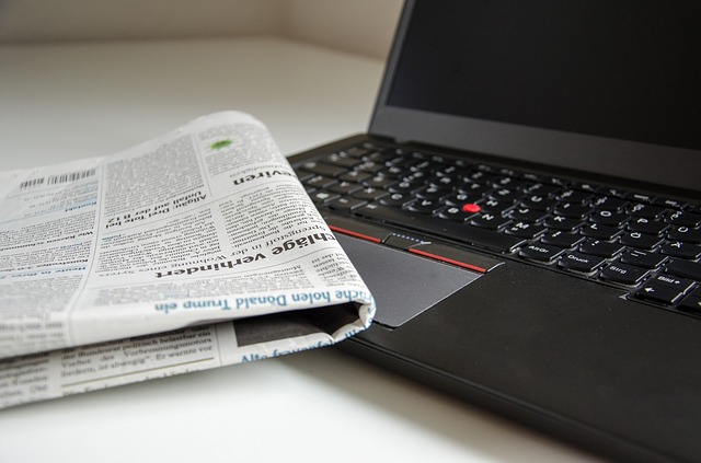 Krant en laptop